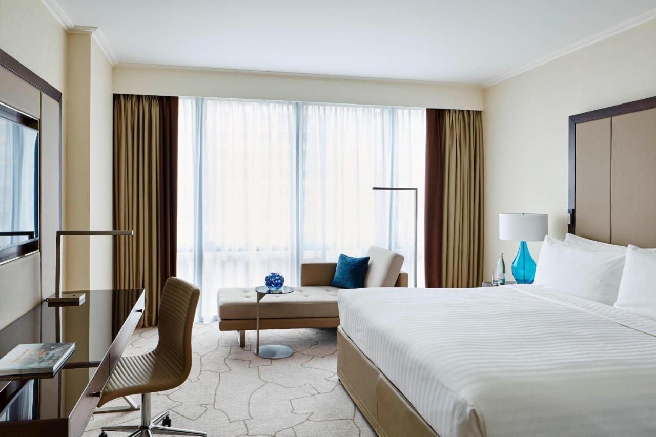London Marriott Hotel Canary Wharf מראה חיצוני תמונה A guest room at the Westin Palace, Madrid