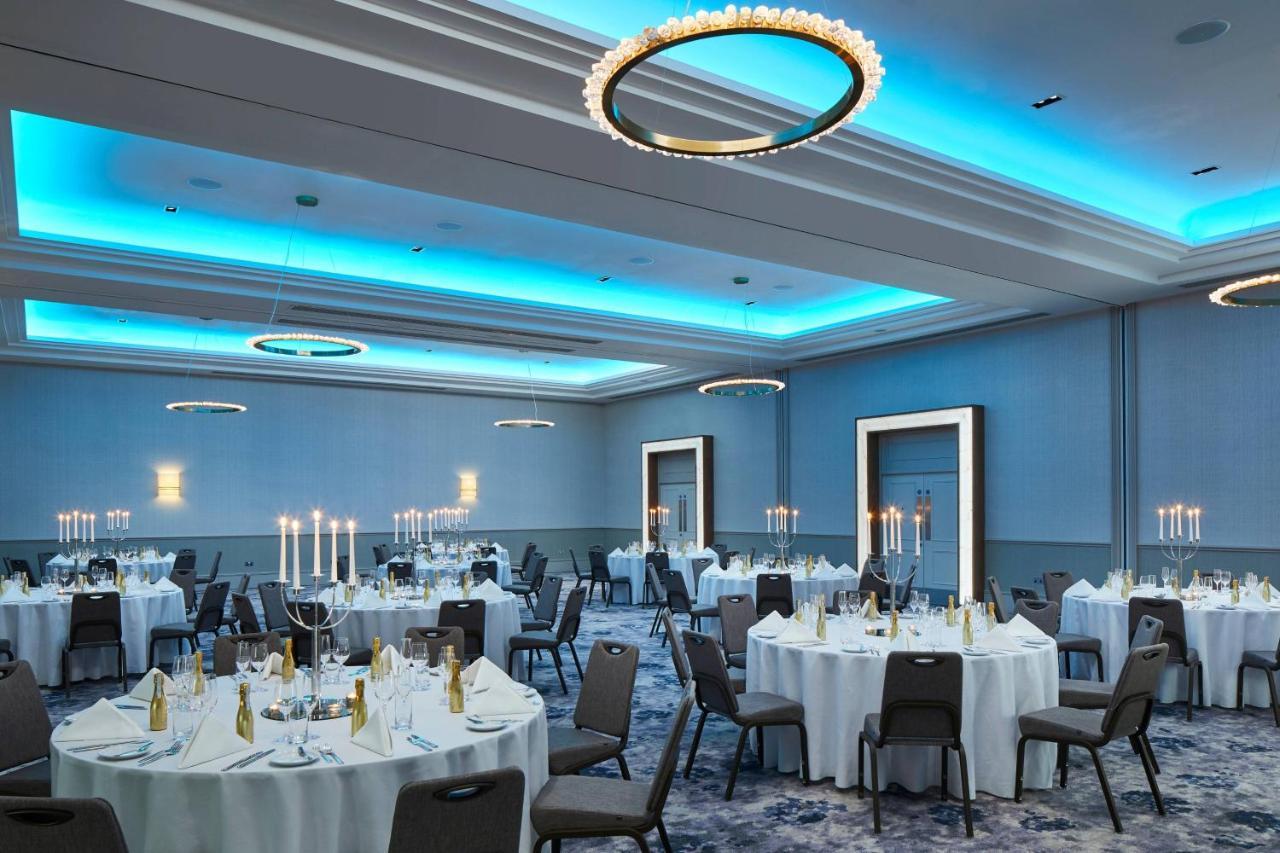 London Marriott Hotel Canary Wharf מראה חיצוני תמונה The ballroom at the Hilton London Heathrow