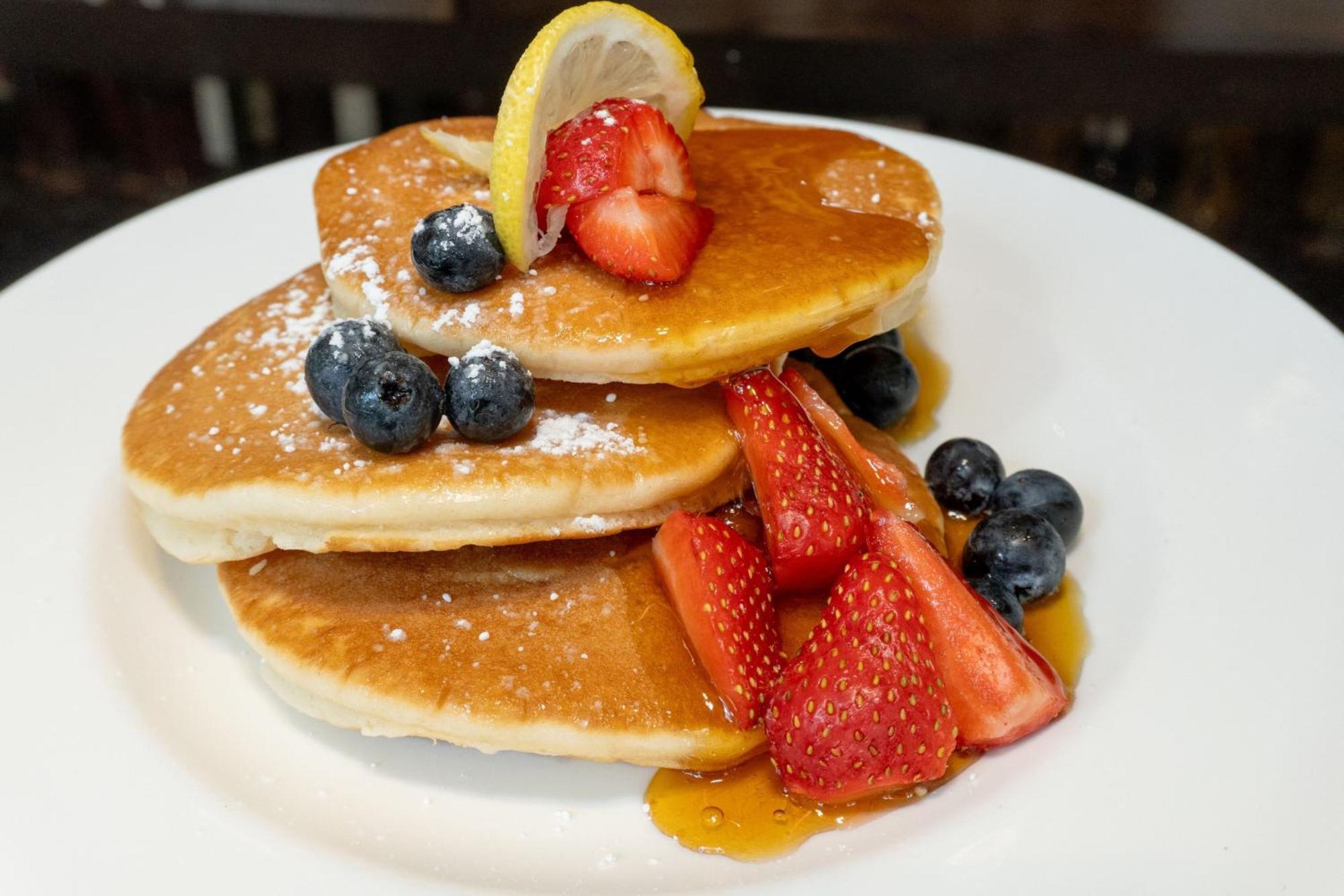 London Marriott Hotel Canary Wharf מראה חיצוני תמונה American pancakes with fruit and maple syrup