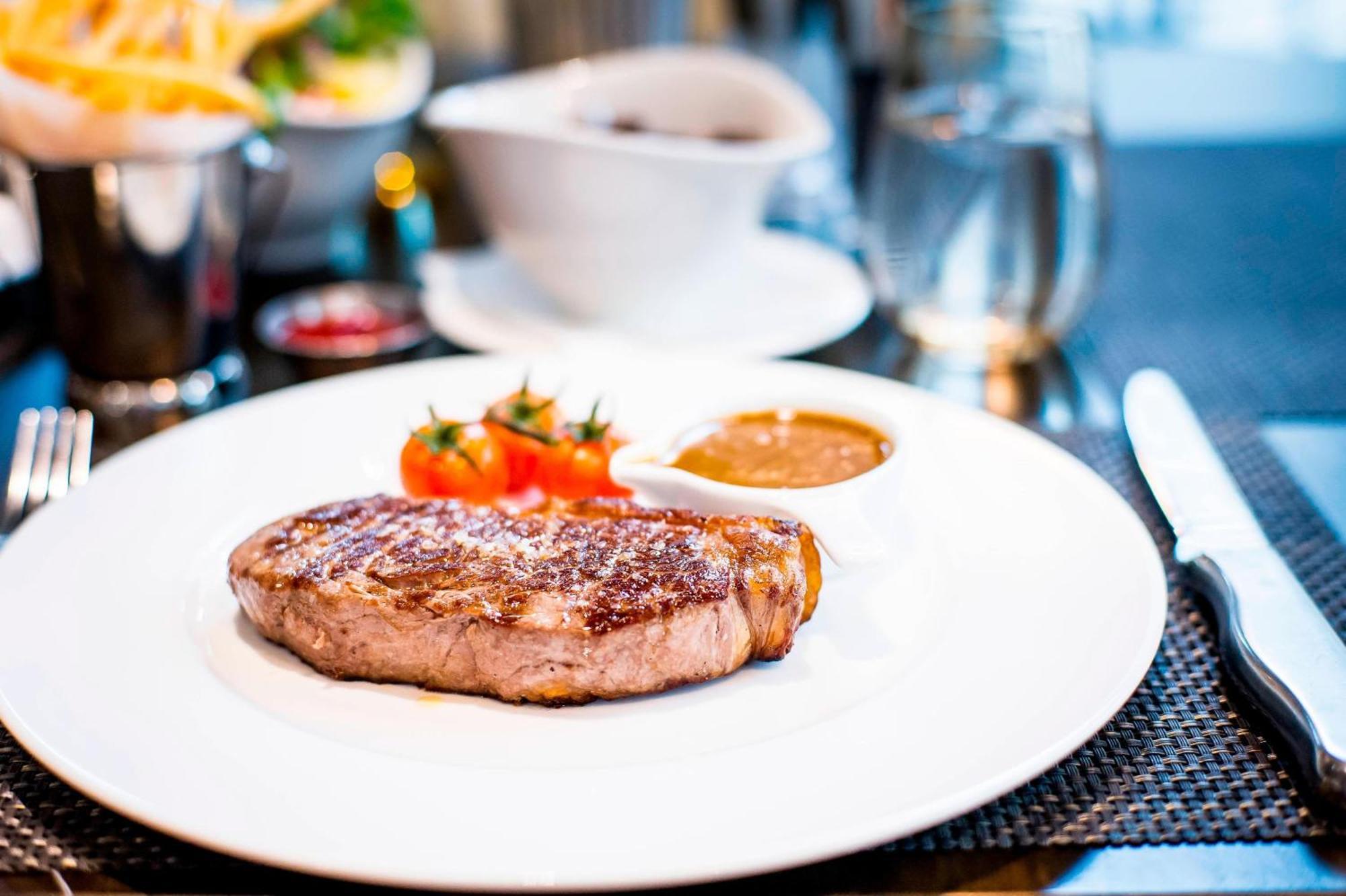 London Marriott Hotel Canary Wharf מראה חיצוני תמונה A steak prepared in the French style