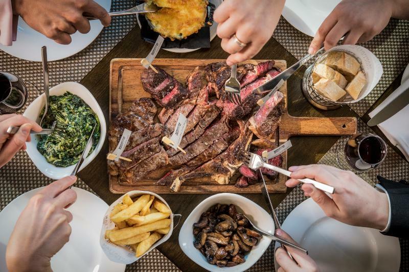 London Marriott Hotel Canary Wharf מראה חיצוני תמונה Sharing a steak
